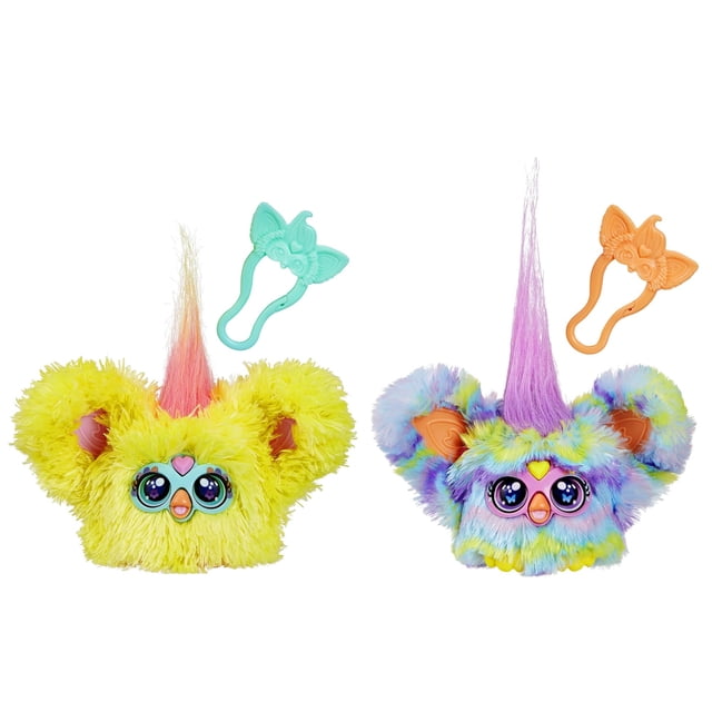 pack de 2 unidades de peluche electrónicos furby furblets para niñas y niños mayores de 6 años, Nug-Ete y Swee-Dee, Spring Mini Friends multicolor; vista frontal centrada de dos Furblets de 2 pulgadas con pelaje esponjoso. A la izquierda, Furblet amarillo con mechón rosa, ojos grandes con brillo en forma de corazón y pico naranja; a la derecha, Furblet multicolor pastel con mechón lila, orejas internas anaranjadas y ojos similares. Se observan dos clips de llavero extraíbles (verde y naranja), gemas en el pecho y forma compacta, adecuada para llevar o colgar en mochilas durante viajes.