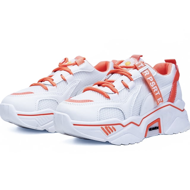 tenis dama, zapatillas dama deportivas, zapatillas de malla transpirable para mujer, zapatillas de deporte casuales de moda para entrenamiento caminar correr gimnasio — Par Shendy Vendy color Naranja 1 en vista 3/4 frontal; suela blanca con entresuela escalonada y detalles naranjas; paneles de malla transpirable, cordones y tirilla trasera naranjas; tira lateral con texto y suela con dibujo de tracción; también suelen usarse para viajes o gimnasio.