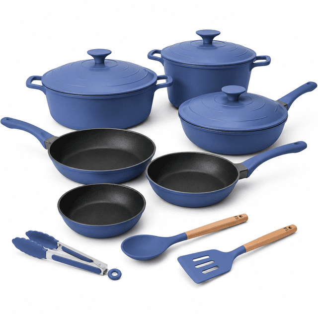batería de cocina 12 piezas aluminio fundido inducción antiadherente flavorstone fortezza set azul con dos cacerolas con tapa, sartén con tapa, tres sartenes y accesorios con mango de madera; aluminio fundido a presión con recubrimiento multicapa para cocción uniforme y fácil limpieza; a menudo se usa también para guardar utensilios en cocinas pequeñas.