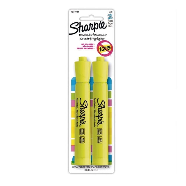 marcatextos sharpie flourescente amarillo 2 pzas pack frontal con dos resaltadores amarillos de punta biselada, cuerpo cilíndrico con logo Sharpie en negro y tapa de clic, empaque blister blanco con acentos azul y rosa; ideal para trabajos escolares y como resaltador biselado para subrayado preciso.