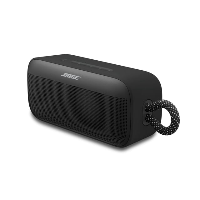 altavoz bluetooth bose soundlink plus portable negro 3/4 frontal; altavoz portátil negro con rejilla perforada frontal y logo Bose plateado, botones superiores, asa trenzada lateral y puerto USB-C visible; resistente al polvo y al agua (IP67), batería hasta 20 horas, permite emparejar dos altavoces en modo estéreo o fiesta; adecuado también para cargar un teléfono desde su puerto USB-C.