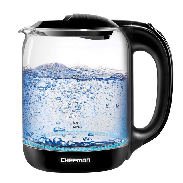 chefman | tetera con jarra de cristal | hervidor eléctrico de 1.7 litros | base de 360 grados | luz led Hervidor de vidrio transparente, vista lateral derecha; cuerpo cilíndrico con mango negro ergonómico, pico vertedor y tapa abatible, base negra giratoria de 360° con logo CHEFMAN, marcas de nivel hasta 1.7 L, agua burbujeando y anillo de LEDs azules encendidos. Suele utilizarse para hervir rápido agua para té, café instantáneo, avena o sopas instantáneas.