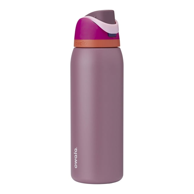 botella owala freesip 1.2l de acero inoxidable aislada Morado, vista frontal centrada de botella deportiva de 1.2 litros con cuerpo cilíndrico mate y logo owala en vertical; tapa FreeSip magenta con anillo naranja, boquilla con pajilla integrada y asa que bloquea la tapa; ideal para deportes y viajes y suele usarse también para llevar bebidas frías en excursiones.