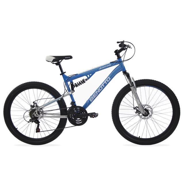 bicicleta montaña benotto blackcomb r26 21v azul metálico plata Unitalla, vista lateral derecha; cuadro acero Hiten azul metálico con logo BENOTTO en plata, suspensión trasera y horquilla delantera, manubrio y potencia en acero Hiten, asiento ergonómico bicolor, frenos de disco delantero y trasero, rines aluminio doble pared con llantas 26 x 2.125, casete 7P 13/28 y desviador Shimano Tourney; adecuada para senderos y uso urbano corto.