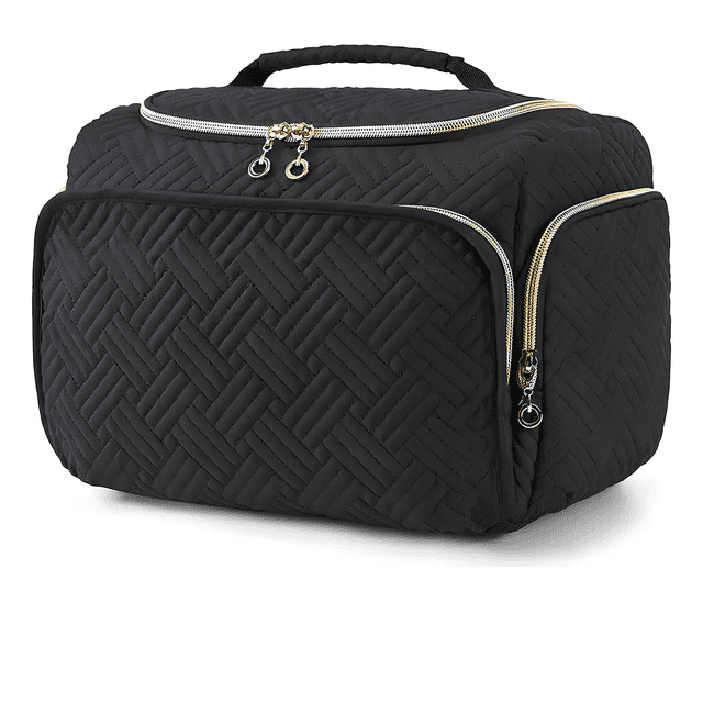 cosmetiquera neceser organizador de viaje portátil bolsas xtellar color negro, neceser rectangular acolchado con patrón geométrico en relieve, asa superior y cierres metálicos dorados; vista 3/4 frontal que muestra bolsillo exterior y compartimento lateral, diseñado para organizar maquillaje y productos de cuidado personal en viajes o en el baño.