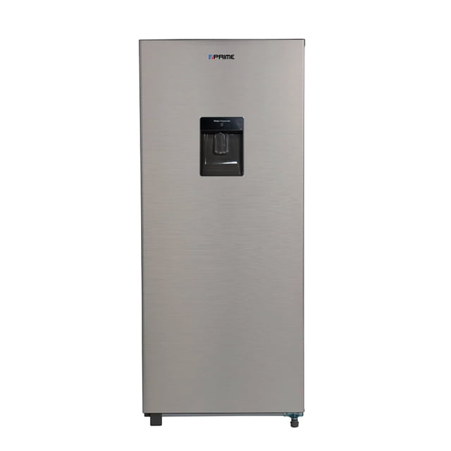 refrigerador prime rpr70-s 7 pies con despachador de agua silver vista frontal centrada de gabinete vertical sin marco con acabado silver cepillado, dispensador de agua empotrado en la puerta, logo Prime en la parte superior, puerta reversible y pata niveladora visible; suele usarse también para enfriar bebidas en espacios pequeños.