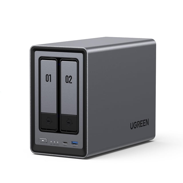 almacenamiento conectado a la red (nas) ugreen nasync dxp2800 de 2 bahías vista frontal en 3/4 de carcasa gris metálica con dos bandejas numeradas '01' y '02', logo UGREEN en el lateral, panel frontal con LEDs y puerto USB, compatible con 2 bahías SATA y red 2.5 GbE; a menudo usado para copias de seguridad domésticas y almacenamiento multimedia.