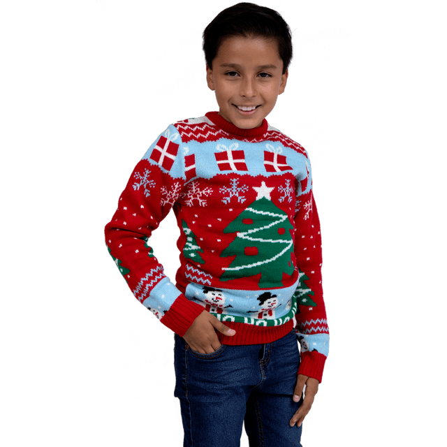 sueter ugly arbol de navidad rev sueter cuello redondo tejido Rojo para niño, vista frontal centrada de suéter tejido con árbol de Navidad verde en el torso, muñecos de nieve y copos en la cintura, bandas geométricas blancas y detalles celestes en pecho y mangas; puños y pretina en canalé rojo. A menudo usado como prenda temática para fiestas navideñas infantiles.