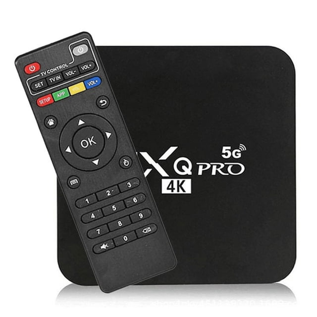 decodificador mxpro4k hd con doble frecuencia, red wifi 5g, reproductor android, tv box negro, vista frontal 3/4 con control remoto incluido; caja cuadrada de bordes redondeados con texto 'XQ PRO 4K 5g' en blanco, control remoto negro con pad direccional circular, botones numéricos, teclas de volumen y accesos rápidos, adecuado para reproducción Android y conexiones Wifi 5G.