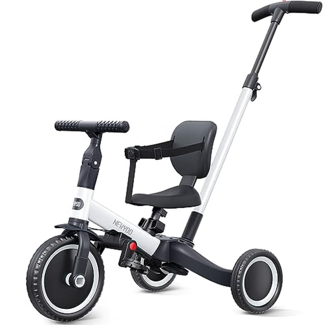 newyoo bicicleta para niños pequeños triciclos 4 en 1 para niños de 1,2,3 años bicicleta de equilibrio regalo de cumpleaños y juguete para niños y niñas triciclo para niños con manija de dirección 3/4 frontal del triciclo blanco con chasis bajo, asiento con respaldo y cinturón de seguridad, manillar recto, ruedas macizas y manija de empuje trasera ajustable; ideal para el aprendizaje del equilibrio en exteriores o interiores.