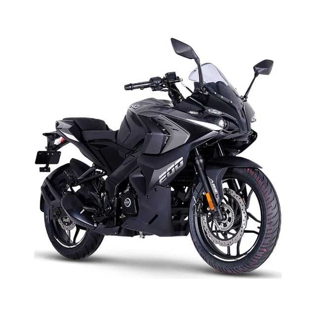 motocicleta bajaj deportiva pulsar rs 200 gris 2025 vista 3/4 frontal, carenado tipo racer gris con gráficos laterales y parabrisas ahumado; faros dobles de alta intensidad, marco perimetral visible y escape ventral bajo. Frenos ABS de doble canal con disco delantero 300 mm y trasero 230 mm, suspensión telescópica delantera y Nitrox Monoshock trasero. Adecuada para manejo deportivo y urbano; a menudo usada para traslados diarios cortos.