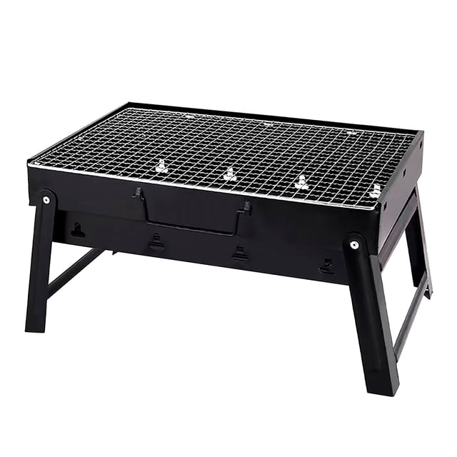 asador plegable portátil de acero GARDECOR, vista frontal 3/4 de parrilla rectangular negra con patas plegables y asa tipo maletín; dos rejillas metálicas (una para carbón y otra para asar), cenicero para ceniza y orificios para circulación de aire; ligero y fácil de transportar, suele usarse también para picnics o campamentos cortos.