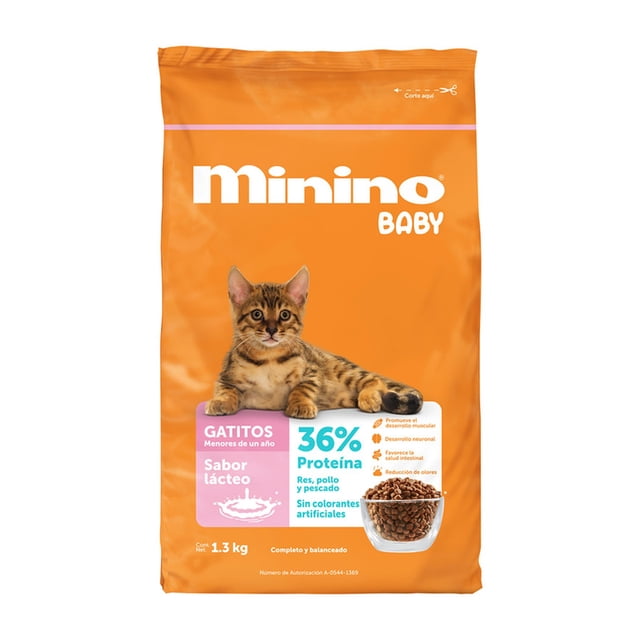 alimento para gato minino baby sabor lácteo 1.3 kg bolsa naranja frontal con logo MININO BABY, gatito atigrado tumbado sobre la etiqueta, indicador '36% proteína', texto 'gatitos' y 'sabor lácteo', porción de croquetas en vaso visible; empaque vertical, alimento balanceado para gatitos menores de un año.