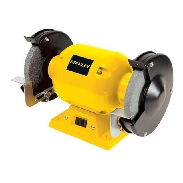 esmeril de banco de 1/2 stanley stgb3715, vista frontal centrada de bancada amarilla Stanley con carcasa y base de acero, motor central con logo, discos de 6" (152 mm) con protectores negros, soporte y guarda metálica, interruptor frontal y cable de 1 m visible; suele usarse para afilar piezas pequeñas y dar acabado en talleres caseros.
