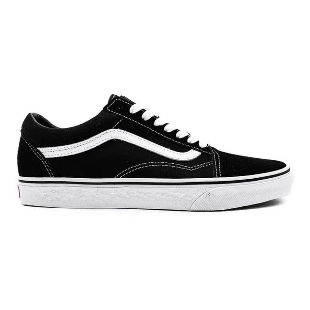 tenis vans old skool hombre skate deportivo negro 28 Vista lateral del tenis Vans Old Skool unisex, silueta baja en material sintético negro con franja lateral blanca, cordones blancos, pespuntes visibles, lengüeta acolchada y suela vulcanizada blanca con línea negra y etiqueta roja en el talón. A menudo usado como calzado urbano para viajar ligero.