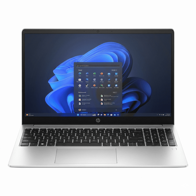 laptop hp 255 g10 amd ryzen 3 8 gb ssd 512 gb 15.6 pulgadas fhd windows 11 home — Vista frontal 3/4 de la laptop abierta con pantalla 15.6 pulgadas mostrando Windows 11; chasis plateado, teclado numérico integrado, touchpad centrado y logo HP en el bisel inferior; pensada para rendimiento y multitarea, a menudo usada como equipo de trabajo o estudio.