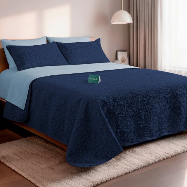 edredón matrimonial ligero dreamlab con juego de sábanas y fundas de almohada decorativas azul marino/azul claro Cama matrimonial con colcha ligera Dreamlab azul marino (210 x 240 cm) de microfibra doble cepillado con patrón geométrico en relieve, sábana plana y bajera ajustable azul claro, 2 fundas decorativas y 2 fundas estándar; dormitorio minimalista, apto para climas cálidos y lavado en ciclo suave.