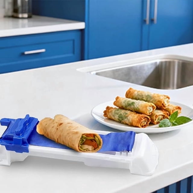 lekihaqq sushi rolling mat for kitchen, bamboo makisu roller, non-stick flexible sushi maker for rice & nori, reusable japanese cooking tool for homemade rolls, vegan & gluten-free recipes rodillo flexible de plástico azul montado en base blanca, vista frontal en primer plano; superficie lisa y pestañas de sujeción con un rollo colocado para enrollar sobre una encimera clara y un plato con rollitos al fondo; a menudo usado también para enrollar wraps y rollitos fríos.