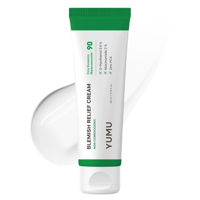 hidratante facial yumu cica zinc alivio para imperfecciones 80 ml front-facing tube with green cap and base and white body labeled YUMU and 'Blemish Relief Cream'; gel‑crema texture smear behind tube, label notes Niacinamida 2% and Zinc PCA, lightweight gel‑crema para piel sensible y propensa al acné, 80 ml; también apto para llevar en viajes por su tamaño compacto.