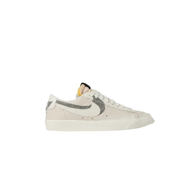 tenis nike blazer low 77 prm hombre beige 28 dq7671-001 Tenis casual beige perfil lateral, corte de cuero liso, doble Swoosh sombreado en gris y blanco, puntera de goma reforzada, cordones planos y cuello acolchado; fondo neutro. También suele usarse como calzado urbano para diario.