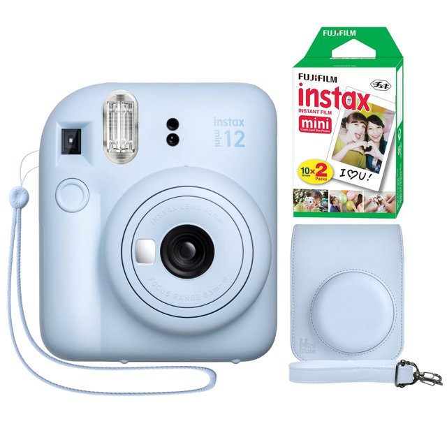cámara instantánea fujifilm instax mini 12 con funda y película, color azul pastel Centered front view of a pastel-blue Fujifilm Instax Mini 12 with matching wrist strap, showing the Fujinon lens, optical viewfinder, front flash, exposure sensors and built-in selfie mirror; included pastel-blue MiniMate vegan-leather case and 20-sheet Instax Mini film pack. Suitable for close-up selfies (enfoque 11.8–19.7 in).