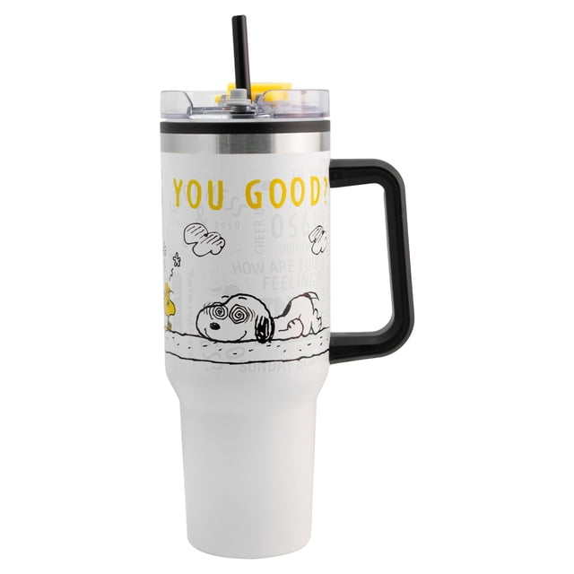 termo alto de acero inoxidable con doble pared y tapa hermética, diseño snoopy, colección peanuts, capacidad 1.2l, blanco — Termo alto blanco 1.2 L con asa derecha, vista 3/4; cuerpo de acero inoxidable con ilustración multicolor de Snoopy y texto amarillo “YOU GOOD?”, tapa transparente hermética con popote negro de 30 cm. Medidas: alto 27.5 cm, boca 10 cm, base 7.5 cm, diámetro de asa 14.5 cm. Mantiene la temperatura de bebidas varias horas; ideal para llevar a la escuela, viajes o trabajo.