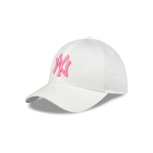 gorra new york yankees para mujer, curva blanca unitalla con visera curva y logotipo NY bordado rosa al frente, vista 3/4 frontal que muestra la silueta estructurada, ojales cosidos y ajuste posterior unitalla; fondo blanco neutro, también adecuada para viajes o uso diario casual.