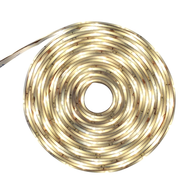 tira led 5m tecnolite luz amarilla interior 12w no atenuable — rollo en espiral de 5 metros de tira LED encendida, luz amarilla 3000K, 12 W, con cable de 1.5 m y conector plug-and-play visible en el borde; vista cenital sobre fondo blanco. A menudo usada para iluminación decorativa en interiores como repisas o área de TV; adecuada para recortar según las líneas indicadas.
