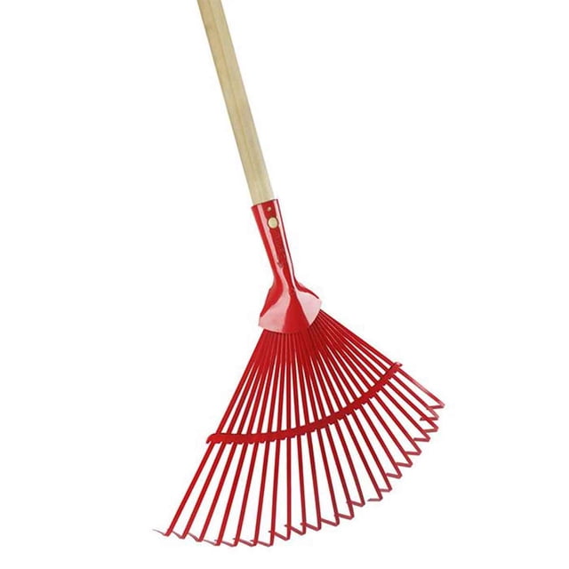 escoba metálica curva santul 22 dientes mango de madera 48 pulgadas 7560 Escoba metálica curva roja con 22 dientes en abanico, cabeza y soporte de metal pintado y mango de madera natural de 48 pulg (122 cm), vista 3/4 frontal sobre fondo blanco; a menudo se usa para barrer hojas y residuos ligeros en jardín y patio.