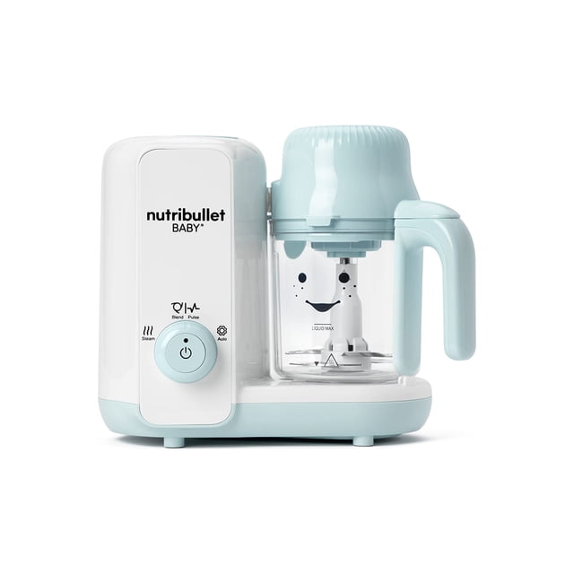 procesador de alimentos nutribullet baby steam + blend white/blue, vista frontal centrada de la unidad blanca con detalles azul pastel y logo nutribullet BABY; dial frontal para Steam/Blend/Pulse y botón de encendido, tazón transparente con mango y cuchilla visible con marcas de nivel, base compacta para encimera. También suele usarse para preparar purés y salsas en porciones pequeñas.