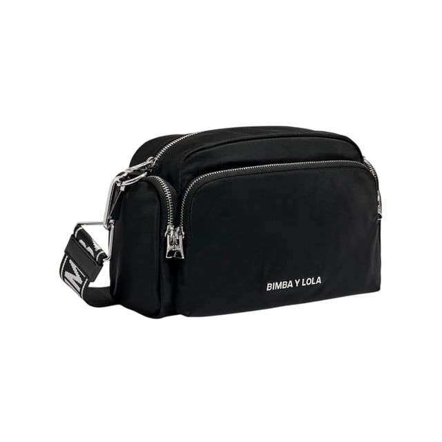 bolsa bandolera para dama bimba y lola harness negra, vista 3/4 frontal de tamaño mediano con tres compartimentos con cierres metálicos, tejido técnico liso, multibolsillos visibles, logo metálico y texto de marca en blanco en la base, asa extraíble y cinta ajustable con logotipo; suele usarse también para guardar accesorios de viaje compactos.
