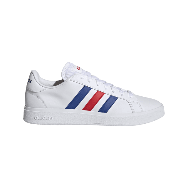 tenis adidas grand court 2.0 para hombre. gw9252 blanco 28 adidas gw9252 grand court 2.0 Vista lateral derecha, silueta baja en cuero sintético blanco con tres franjas cosidas azul, roja y azul en el lateral exterior; cordones y lengüeta blancas con logo rojo, talón con marca adidas en azul y suela blanca vulcanizada con relieve "adidas". Diseño retro de los años 70; amortiguación ultrasuave y suela antideslizante según especificaciones, aptos para uso casual o en cancha.