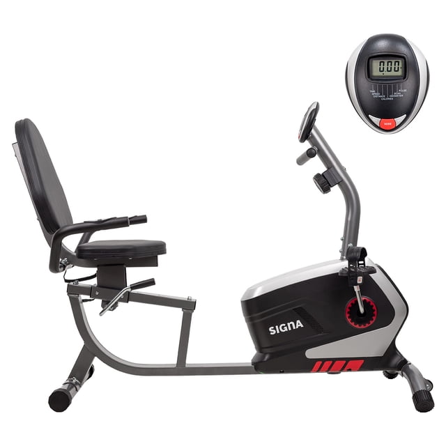 bicicleta spinning cardio fija magnética ajustable reclinada SELECTSHOP, vista lateral con asiento reclinado y respaldo acolchado; cuadro metálico gris, carcasa negra y gris del sistema magnético con detalles rojos, pedales con correas, manillar con sensores de pulso y monitor digital que muestra velocidad, tiempo, distancia y calorías; ruedas frontales para traslado. También suele usarse como equipo compacto de cardio para rutinas de bajo impacto en espacios reducidos.