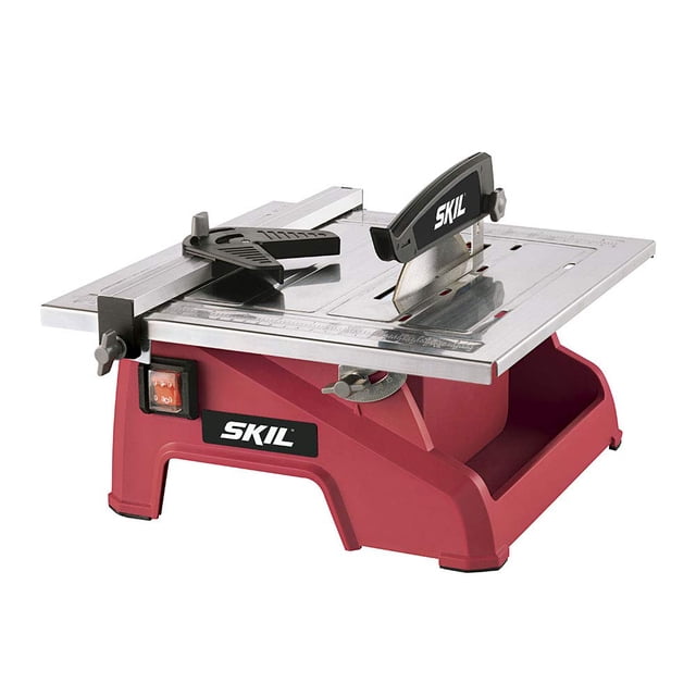 sierra húmeda para azulejos SKIL 3540-02, hoja de 7 pulgadas, acero inoxidable — vista frontal en 3/4 de sierra de mesa compacta con base roja SKIL y mesa superior de acero inoxidable con ranuras; protector de hoja con logo SKIL, guía paralela y tope de inglete ajustable, interruptor lateral visible y depósito de agua bajo la mesa para refrigeración de la hoja; adecuada para cortar piedra y mampostería en líneas rectas y a inglete, y a menudo usada para cortes de azulejos cerámicos en proyectos de bricolaje.