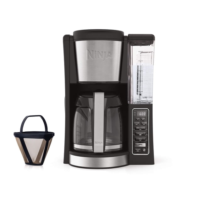 cafetera ninja ce201 de 12 tazas con depósito de agua de 1,8 litros cafetera programable negro/acero inoxidable, vista frontal con jarra de vidrio de 12 tazas sobre la placa calefactora, depósito de agua transparente extraíble de 60 oz con marcadores, panel digital con pantalla y botones para programación hasta 24 horas y función pausa para servirse, filtro permanente dorado mostrado aparte; suele usarse también para preparar lotes pequeños en oficinas domésticas.