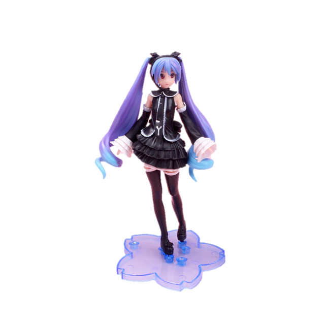 figura sakura miku hatsune color negro 14.5 cm — Figura coleccionable de 14.5 cm con vestido negro de volantes y ribetes blancos, medias largas negras, pelo largo degradado azul a lila en coletas y base plástica translúcida en forma floral; a menudo usada para decorar vitrinas de coleccionistas.