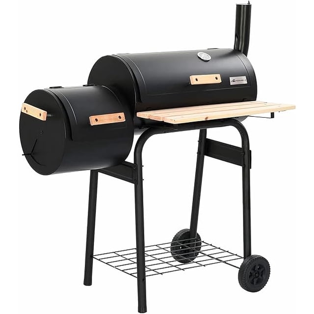 asador para carbón bluelander de acero inoxidable con llantas transportadoras, termómetro, portátil modelo negro; vista frontal 3/4 del asador con ahumador lateral sobre estructura con ruedas, mesa frontal en madera, estante inferior en rejilla, termómetro en tapa (0 a 350º C), fabricado en hierro y medidas 113 x 110 x 53 cm; también apto para eventos y catering ligero.