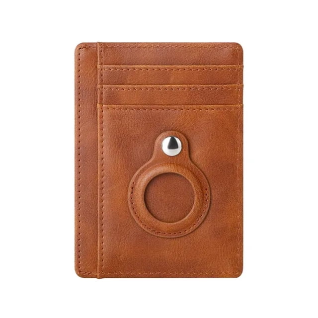 tarjetero con espacio para airtag - café genérica tarjetero de piel sintética, vista frontal centrada con cinco ranuras para tarjetas y bolsillo lateral, anillo cosido con abertura circular y broche metálico para alojar un AirTag, textura de cuero sintético y costuras visibles sobre fondo blanco. Su tamaño compacto lo hace adecuado también como porta tarjetas de uso diario.