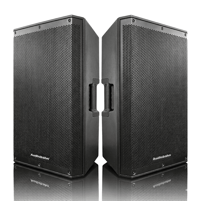 pack 2 bocinas amplificadas 15" 600w rms audiobahn electro15 negro, par frontal centrado con parrillas metálicas perforadas y asas laterales integradas; sistema pro de 15" con DSP de 5 presets, conectividad Bluetooth y entradas XLR/plug, pensado para refuerzo sonoro en eventos en vivo y presentaciones; también suele usarse para sonorización móvil en DJ sets.