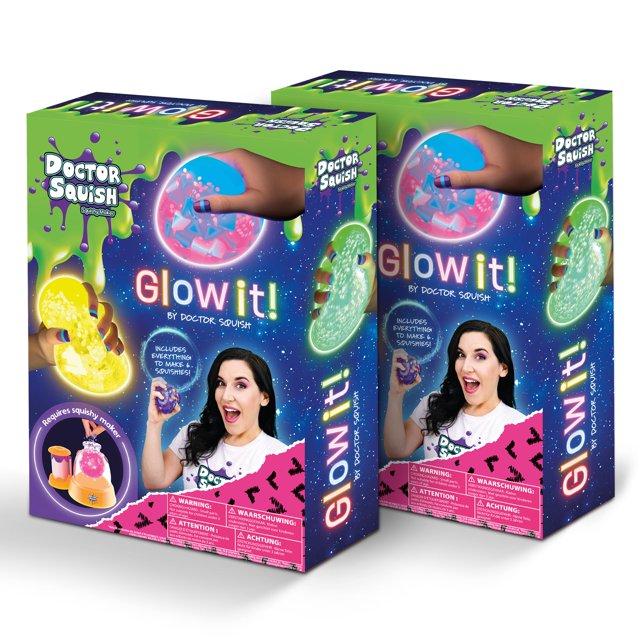 paquete de recarga para fabricador de squishies doctor squish neon con globos Caja en vista 3/4 que muestra dos paquetes idénticos; embalaje morado y verde con logo Doctor Squish y texto "Glow it!", imagen de manos inflando y decorando squishies que brillan, ilustraciones de squishies amarillo y verde y niña sujetando un squishy. Según especificaciones incluye globos TPR, clips reutilizables, brillantina fosforescente y polvo de slime que brilla en la oscuridad; ideal para DIY y manual creativo en fiestas.