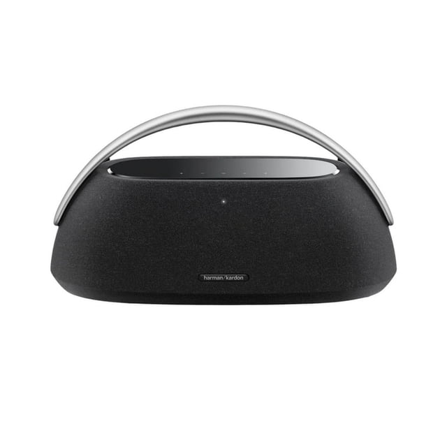 bocina portátil harman kardon go+play 3; negra (reacondicionada) Reacondicionada — Vista frontal centrada de la bocina Harman Kardon Go+Play 3 en negro, silueta curva con acabado en tela acústica, asa metálica arqueada, panel táctil negro brillante en la parte superior con botones integrados y pequeño LED frontal; diseñada para interior y exterior con Bluetooth 5.3, sonido signature y bajos profundos; también suele usarse como sistema portátil de referencia para sesiones de escucha en pequeños espacios.