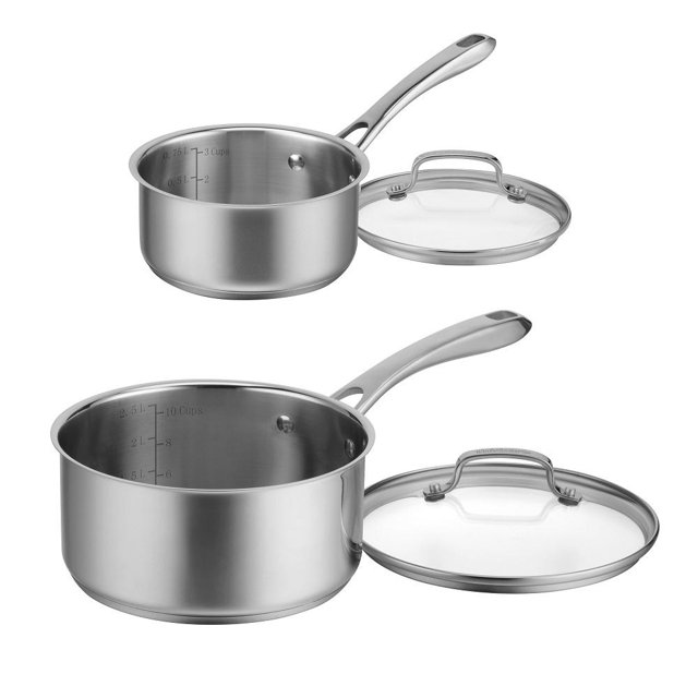 set de ollas cuisinart acero inoxidable con tapa multicolor — dos cazos de acero inoxidable con marcas internas para medición, mangos ergonómicos remachados y dos tapas de vidrio templado con borde de acero, disposición frontal sobre fondo blanco; suele usarse para calentar salsas y cocinar porciones pequeñas.