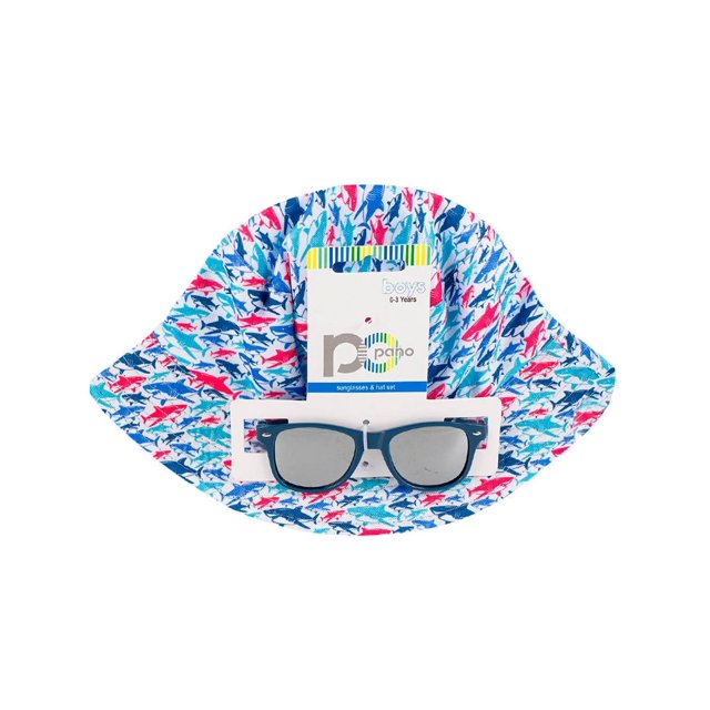 set de sombrero y lentes de sol para bebé 0-3 años Azul con Tiburones, vista frontal centrada: sombrero tipo pescador azul con estampado de tiburones en fucsia y blanco y gafas de sol infantiles con montura azul y cristales grises; etiqueta Tatys Fashion visible. Indicado para 0–3 años; lavar a máquina en frío con colores similares. También suele usarse como accesorio de protección solar en paseos cortos.