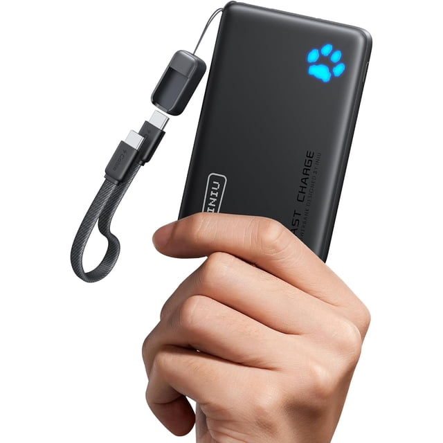 iniu 45w power bank, slimmest 10000mah bateria portatil con cable USB-C trenzado y lanyard, vista 3/4 frontal sostenida en mano, carcasa negra delgada con indicador LED azul en forma de huella y texto de marca INIU, muestra cable USB-C incluido y puertos USB-C/USB-A, compatible con iPhone y Galaxy para carga rápida PD de 45W; suele usarse también para recargar auriculares y tablets en viajes.