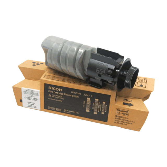 tóner ricoh m c320h negro original 842687 cartucho de tóner negro para Ricoh M C320H, vista 3/4 sobre caja marrón con etiqueta, cuerpo cilíndrico y acople plástico negro, rendimiento estimado 10,500 páginas; suele utilizarse para reemplazo en impresoras de oficina.