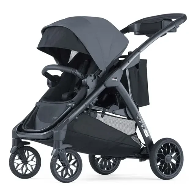 chicco corso flex convertible stroller - legend | black Carriola convertible para bebé en negro, vista 3/4 frontal con asiento modular de tamaño completo montado en posición superior hacia adelante; toldo UPF 50+ con extensión y panel de malla peek-a-boo, barra de seguridad frontal y reposapiés ajustable visibles; chasis oscuro con suspensión en ruedas delanteras dobles, ruedas traseras grandes y freno vinculado; cesta extra grande debajo y bolsa trasera montada en el marco. Se puede configurar como carriola sencilla o doble; ideal para transportar accesorios de paseo en viajes cortos.