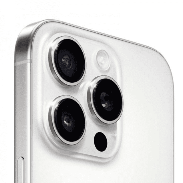 apple iphone 16 pro max 512gb blanco reacondicionado Primer plano 3/4 de la cámara trasera con módulo triple de lentes grandes, flash y sensor; marco metálico plateado y respaldo blanco que puede presentar rayas menores según su estado reacondicionado; incluye caja y cable alternativo; también suele usarse como cámara móvil para fotografía diaria.