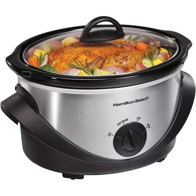 olla de lenta cocción hamilton beach 33141 3.8 litros vista frontal con tapa de vidrio que muestra un pollo asado con verduras; carcasa plateada con selector giratorio marcado en bajo, alto y mantener caliente, asas negras y recipiente de cerámica removible apto para refrigerador y lavavajillas.