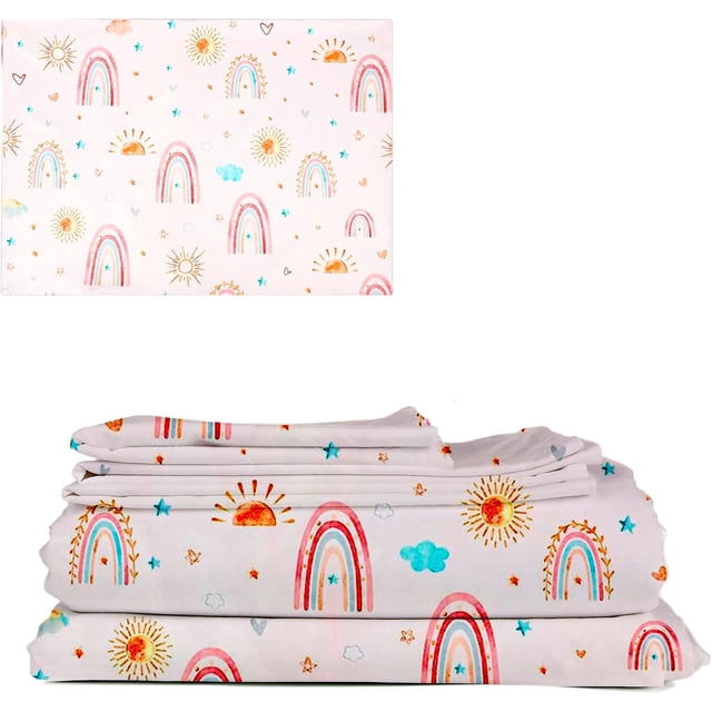 juego de sabanas y funda de almohada bluelander, individual, diseño de arcoíris Vista frontal apilada del juego individual con sábana ajustable, sábana superior y funda de almohada. Tejido de microfibra y poliéster multicolor con estampado repetido de arcoíris, soles estilizados, nubes y estrellas sobre fondo rosa claro; impresión con tinte reactivo para colores vibrantes. Ideal para ropa de cama infantil y camas de invitados.
