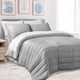 thumbnail image 1 of Set Edredón Acolchado con Fundas de Almohadas y Juego de Sábanas Dreamlab. Juego de Cama Completo para Cualquier Temporada. Hipoalergénico. Tamaño King Sobredimensionado, Gris claro y Blanco, 1 of 9